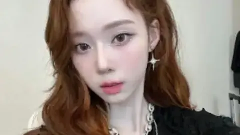 阿莱维斯直红非铲球原因：拉球衣破坏得分良机引发争议